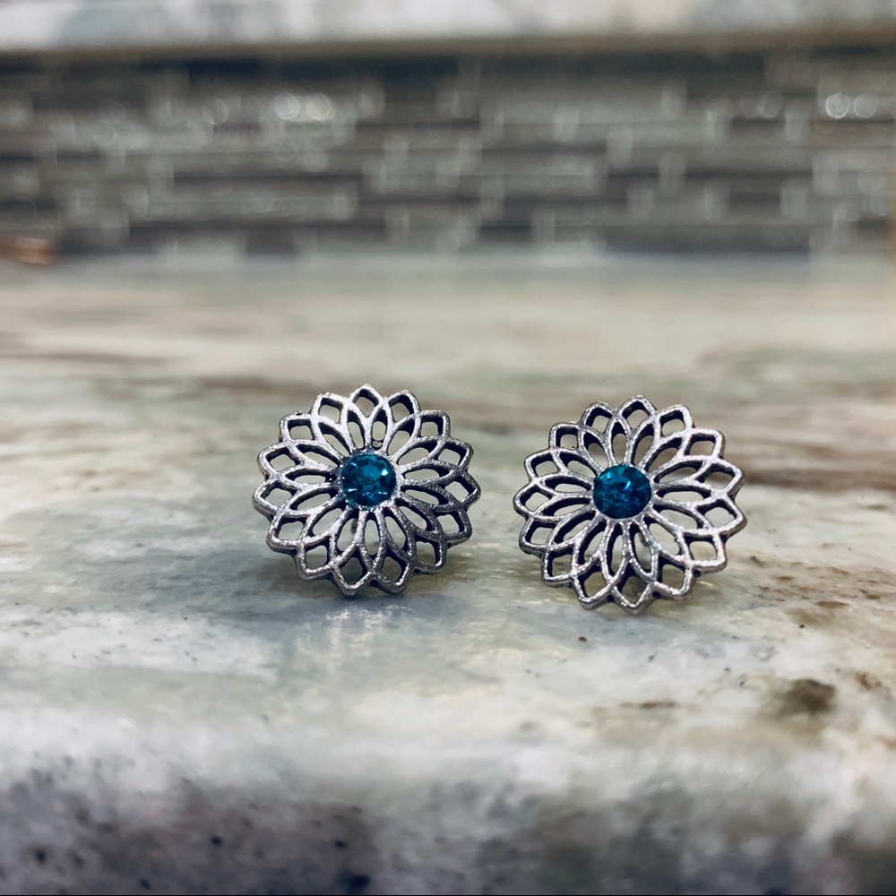 NWT Paparazzi Flower studs